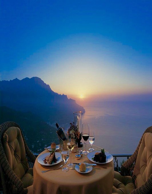 Rendez-vous romantique et dîner avec moi ? Qui est disponible ? #positano #sunset #seaside #dinner #romantic @amarenadf