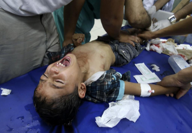 Rafael_Narbona's tweet photo. EL SER HUMANO DA ASCO

Israel acaba de bombardear el hospital Al-Ahli en Gaza, causando centenares de muertes. ¿Acaso eso no es terrorismo? ¿En qué se diferencia de los bombardeos de Gernika, Róterdam o Coventry? Una de cada tres víctimas de los bombardeos israelíes sobre Gaza es un niño. El bombardeo del hospital de Al-Ahli me ha traído a la cabeza la frase que pronunció Unamuno al contemplar los crímenes de los militares sublevados en Salamanca: "Da asco ser hombre". 

Es cierto que Hamás sueña con convertir Palestina en una República Islámica regida por la sharía, pero no lo es menos que el gobierno de Netanyahu anhela un Gran Israel basado en criterios étnicos y religiosos. De hecho, ha aprovechado el caos para hostigar a los palestinos de Cisjordania. Desde el 7 de octubre, los colonos y el ejército han asesinado a 37 civiles: mujeres, niños, pastores. El objetivo es provocar una limpieza étnica y repoblar con colonos los territorios ocupados.

Hezbolá podría abrir un segundo frente en el sur del Líbano e Irán ya ha advertido que estudiará intervenir si continua la masacre de Gaza. Con la guerra de Ucrania en activo, el mundo se ha vuelto cada vez más peligroso e inestable. Nos adentramos en una nueva Guerra Fría, donde EEUU, China y Rusia se disputarán la hegemonía. Nuestra especie ha avanzado en el terreno de la ciencia y la tecnología, pero en el plano de los valores apenas se ha despegado del Cuaternario. Solo el comportamiento heroico del personal sanitario que se ha negado a abandonar a los heridos y enfermos de la Franja de Gaza nos permite conservar una brizna de esperanza.

Rafael Narbona