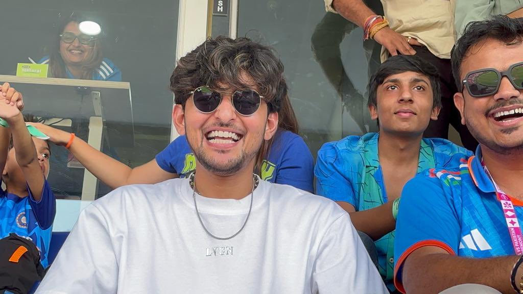 MyDarshanraval's tweet photo. Just like the time flied 19-29 went so fast at a glance ! But we were there for you we r there for you and we will remain forever for you sunshine ! Keep shinning and smiling ! We love you @DarshanRavalDZ 🧿❤️
HAPPY BIRTHDAY DARSHAN RAVAL https://t.co/kClsdeVs2n
