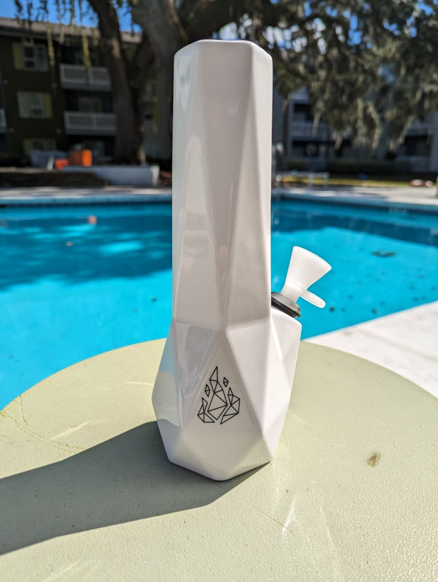 BrntDesigns's tweet photo. The Hexagon in white. 

Our original Hexagon comes in our core glaze options of Black, Red, and White.

-Features:

-Stain-resistant

-Dishwasher safe

-Easy to clean ceramic body and glass bowl 

-Diffusing downstem filters smoke for smoother use 

-Freezer safe. https://t.co/UVYovvvaFw