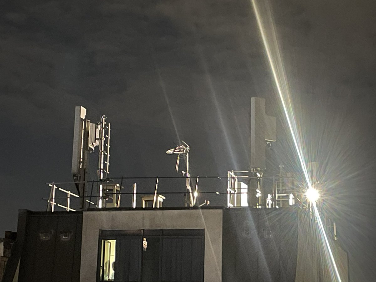 olbparis12's tweet photo. @photodouze @RichardBouigue @Eleonore_S @EPierreMarie @Mairie12Paris Trois antennes, maintenant une lumière la nuit, toujours pas de réponse des élus, pas de respect de la charte et pourtant une maire écolo ! https://t.co/OM7Sqsxzer