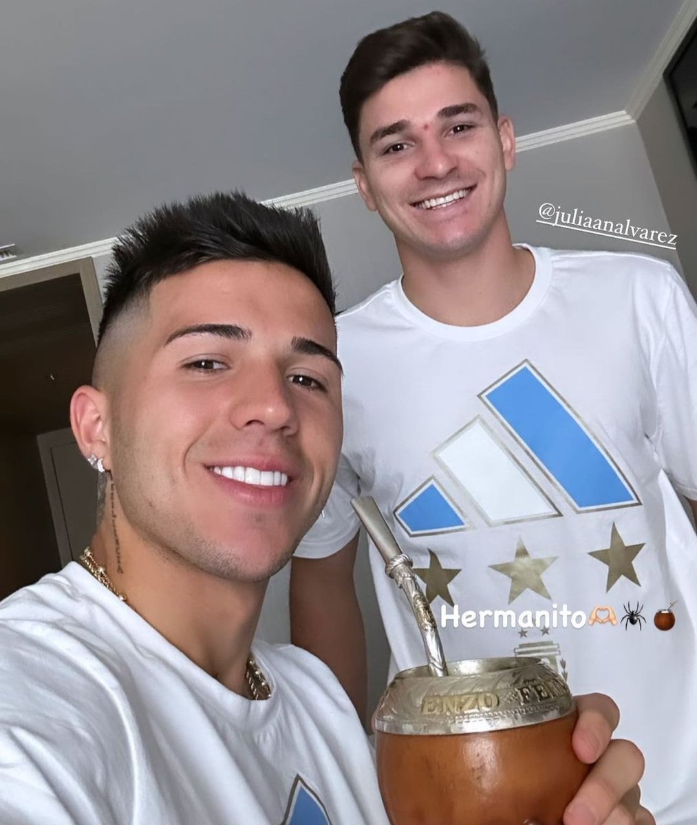 Tres hinchas de River mirándose 😍