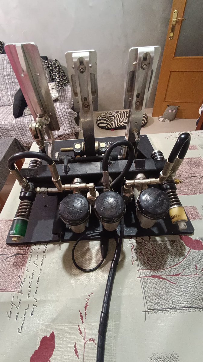 yagoduna7's tweet photo. Vendo pedalera hidráulica B. J. SimRacing  interesados por privado https://t.co/wRtMqNx3nS