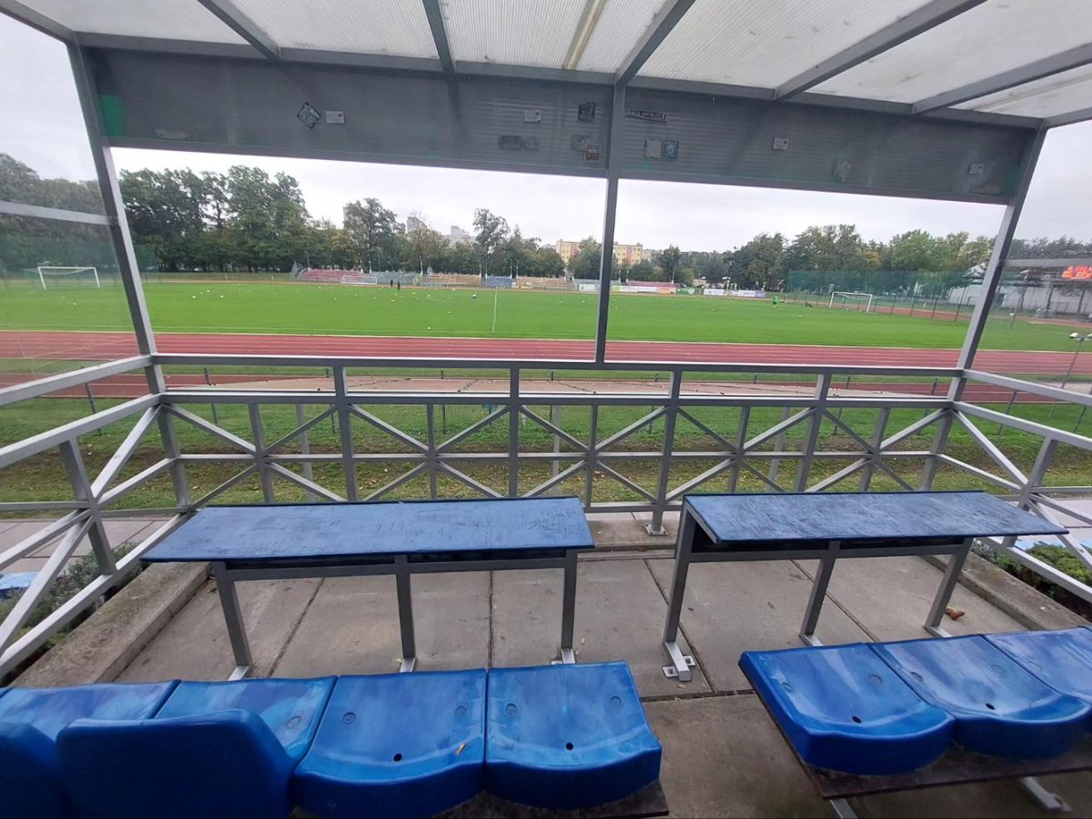 Mati_Stof's tweet photo. 🌧 Deszczowe popołudnie w Oławie ⚽️  

Czasami, aby mieć dobre ujęcia trzeba się nabiegać 📸 Jak dostrzegamy multiliga w pełni - kamera, aparat i ręce całe zajęte 😆 A na meczu? Już sami wiecie 💪 Idealnie ujął to w swoich fotografiach Grzegorz Pawlak 🔝 https://t.co/ZwfmpbMmpL