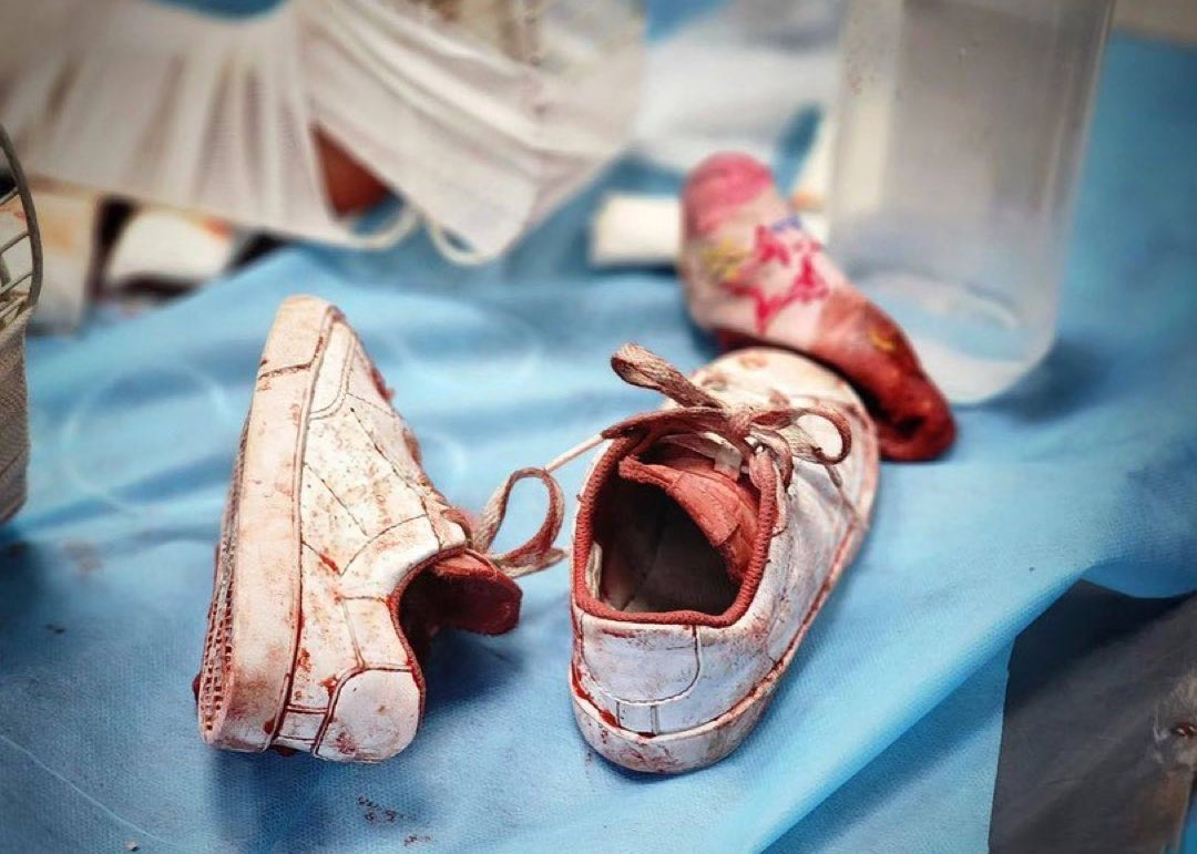 Ly69NMC's tweet photo. Je sais pas si vous vous rendez compte de la cruauté de cette photo ? Voici les chaussures des terroristes que les assasins de l’israël combat.. honte à nous honte à l’humanité qui n’agit pas pour stopper les cruautés israéliennes envers les palestiniens.. #PalestineGenocide https://t.co/Z5y4Cif61A