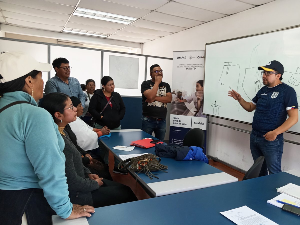 EmapaOtavalo's tweet photo. Mantuvimos una reunión de trabajo con los dirigentes de #Perugachi de la parroquia San José de Quichinche, en la que tratamos sobre la actualización de los estudios del proyecto de ampliación de la red de #AlcantarilladoSanitario y la construcción de una PTAR para esta comunidad. https://t.co/RWcBjbzbOw