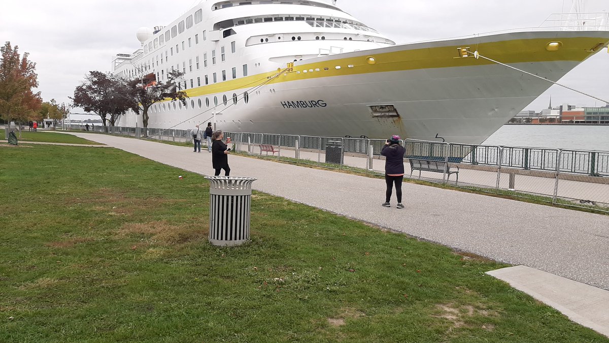 Bigmanbalogh25's tweet photo. Major cruise ship docked in Windsor. #YQG #JRN428 #cruise #Vacation. https://t.co/7XSPOkskEZ