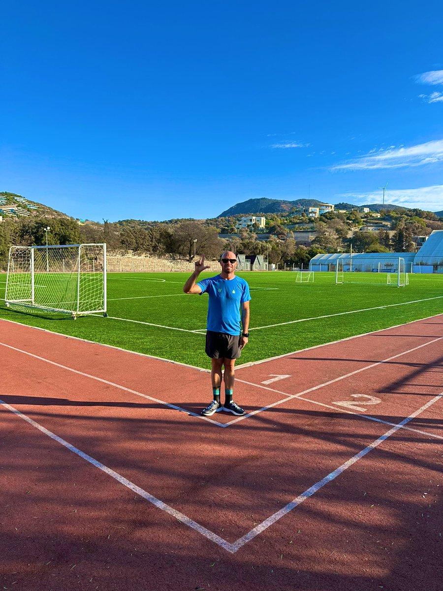 Köşeli bir atletizm pisti, hem de bir tur tam tamına 330 metre! Bu tecrübeyi yaşamak isteyenler Bodrum’a geldiklerinde burayı mutlaka ziyaret etmeli. Artık “köşeyi dönmek” hiç zor değil! Teşekkürler Bodrum Belediyesi.