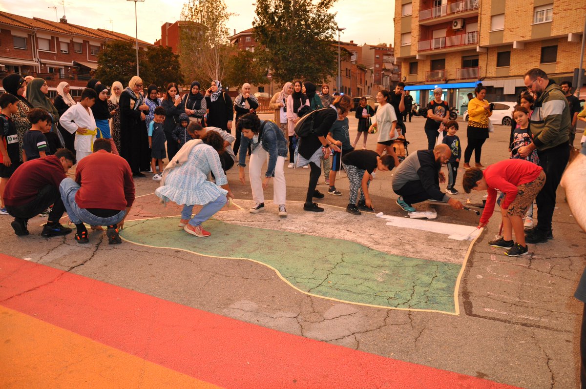 InfoRipollet's tweet photo. Decenes de persones s'han concentrat aquest dimarts, 17 d'octubre, al vespre a la plaça del Molí per expressar el seu suport al poble palestí i protestar contra l'ocupació militar i els bombardejos de la franja de Gaza per part d'Israel. https://t.co/FrU1mQCurF