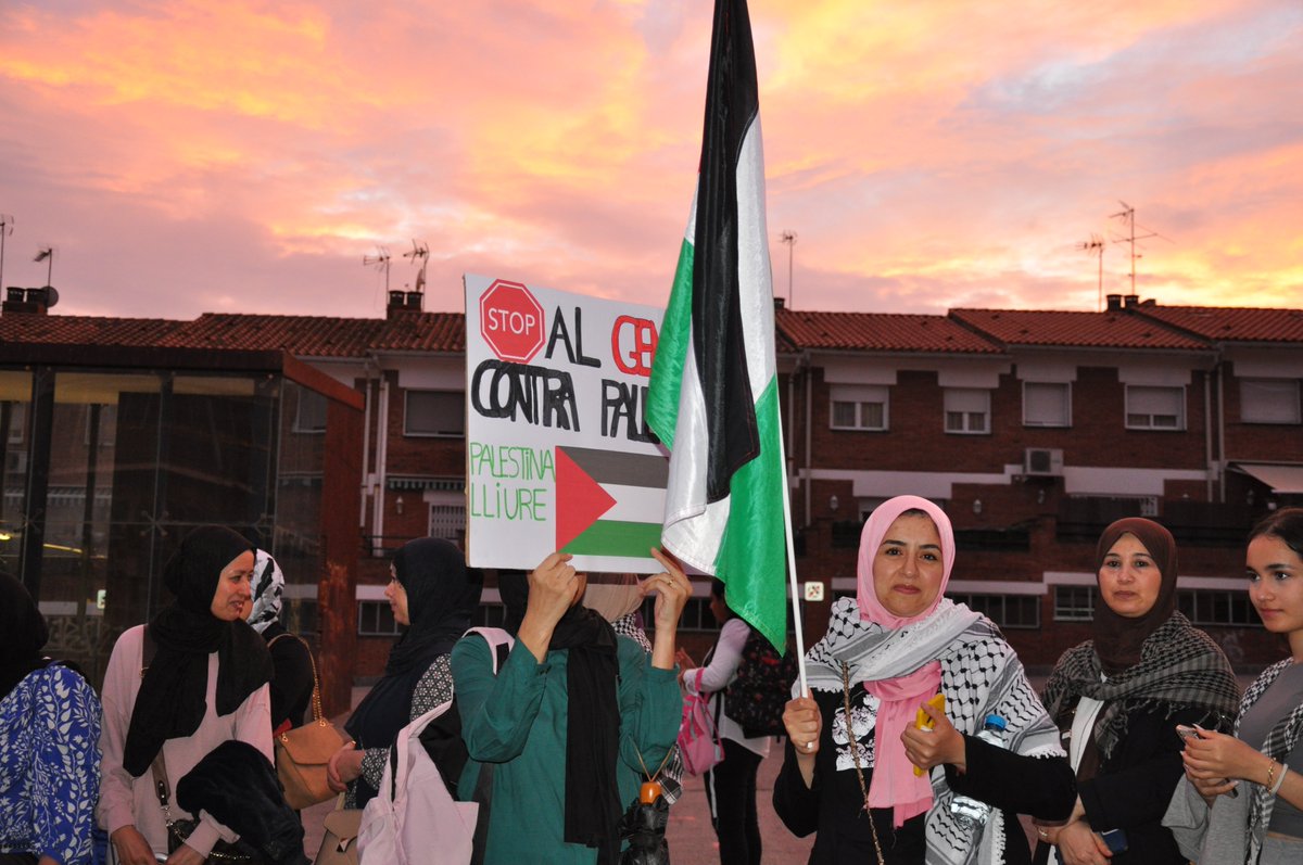 InfoRipollet's tweet photo. Decenes de persones s'han concentrat aquest dimarts, 17 d'octubre, al vespre a la plaça del Molí per expressar el seu suport al poble palestí i protestar contra l'ocupació militar i els bombardejos de la franja de Gaza per part d'Israel. https://t.co/FrU1mQCurF