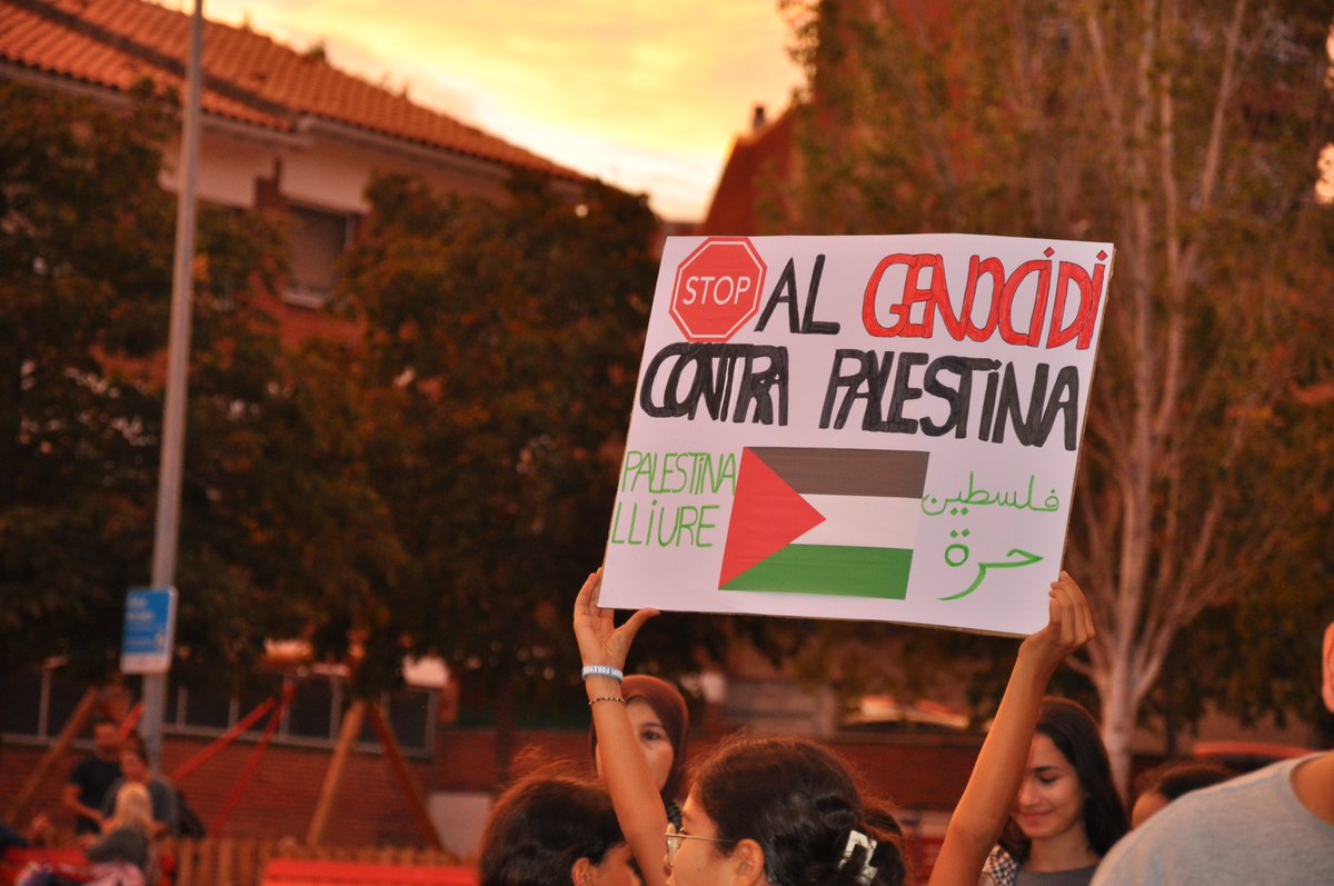 InfoRipollet's tweet photo. Decenes de persones s'han concentrat aquest dimarts, 17 d'octubre, al vespre a la plaça del Molí per expressar el seu suport al poble palestí i protestar contra l'ocupació militar i els bombardejos de la franja de Gaza per part d'Israel. https://t.co/FrU1mQCurF