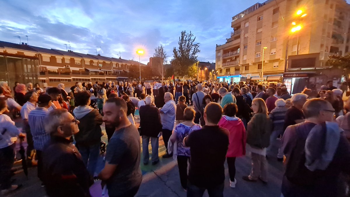 InfoRipollet's tweet photo. Durant la #concentració, que ha comptat amb una important representació de la comunitat musulmana de #Ripollet, s'ha tornat a pintar la bandera palestina a la plaça i, després, s'han llegit poemes, escrits i textos que expressen les dificultats de la població de Palestina. https://t.co/M9bglxNGjd