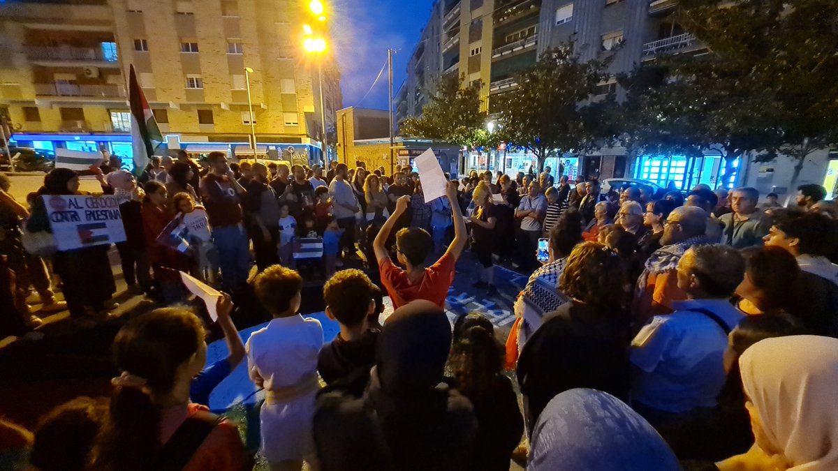 InfoRipollet's tweet photo. Durant la #concentració, que ha comptat amb una important representació de la comunitat musulmana de #Ripollet, s'ha tornat a pintar la bandera palestina a la plaça i, després, s'han llegit poemes, escrits i textos que expressen les dificultats de la població de Palestina. https://t.co/M9bglxNGjd
