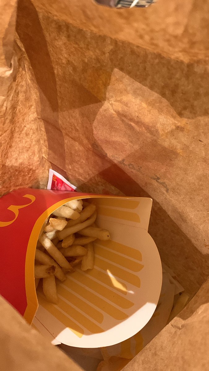 _Ahmed83's tweet photo. @McDonaldsKSA ليش اكلف على نفسي واطلب حجم كبير إذا البطاطس بيجيني كدة. موب اول مرة على فكرة. https://t.co/xYf2WfMaJW