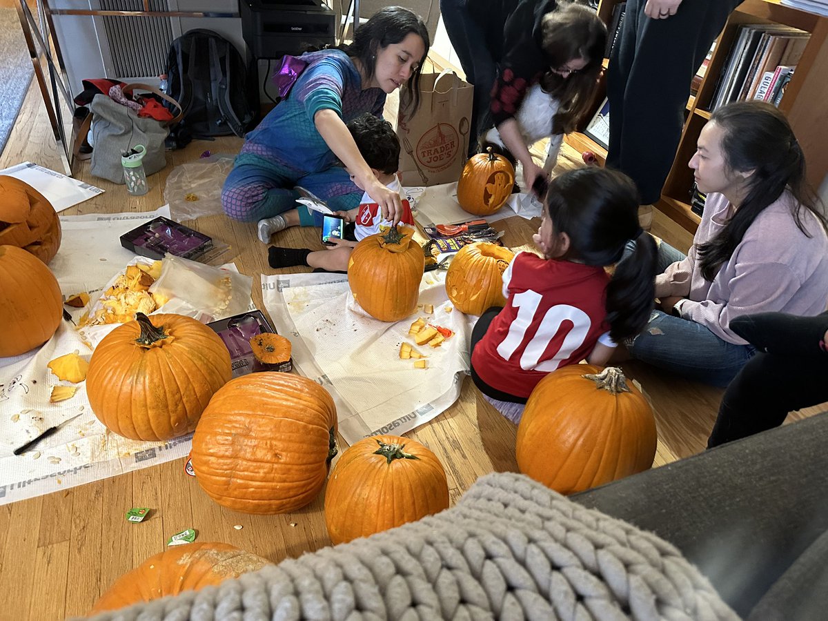 Drewmergency's tweet image. Another great wellness event for @GWSurgery Special MVP to @LauraTiusabaMD for bringing the most festively dressed pumpkin carvers/future surgeons #surgery #farmsystem #wellness #pumpkinpatch #Halloween2023