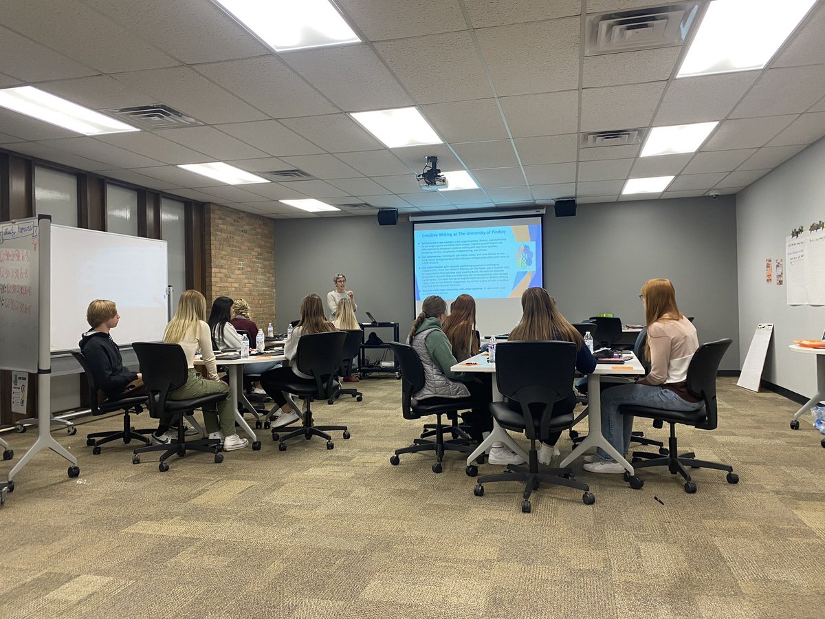 The English CCP students 💙🤍 had a great day on campus at the University of Findlay! 🖤 🧡