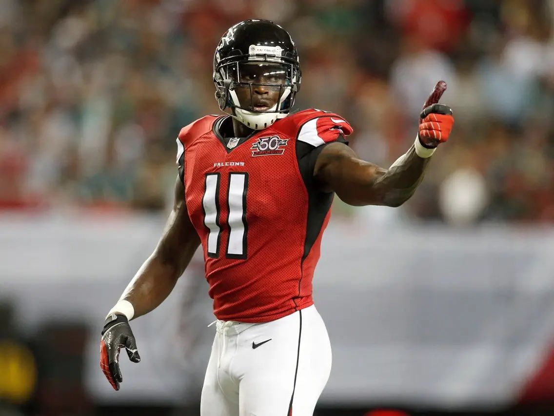 𝗕𝗥𝗘𝗔𝗞𝗜𝗡𝗚: The #Eagles are signing free agent receiver Julio Jones to a one year deal.

WOAH