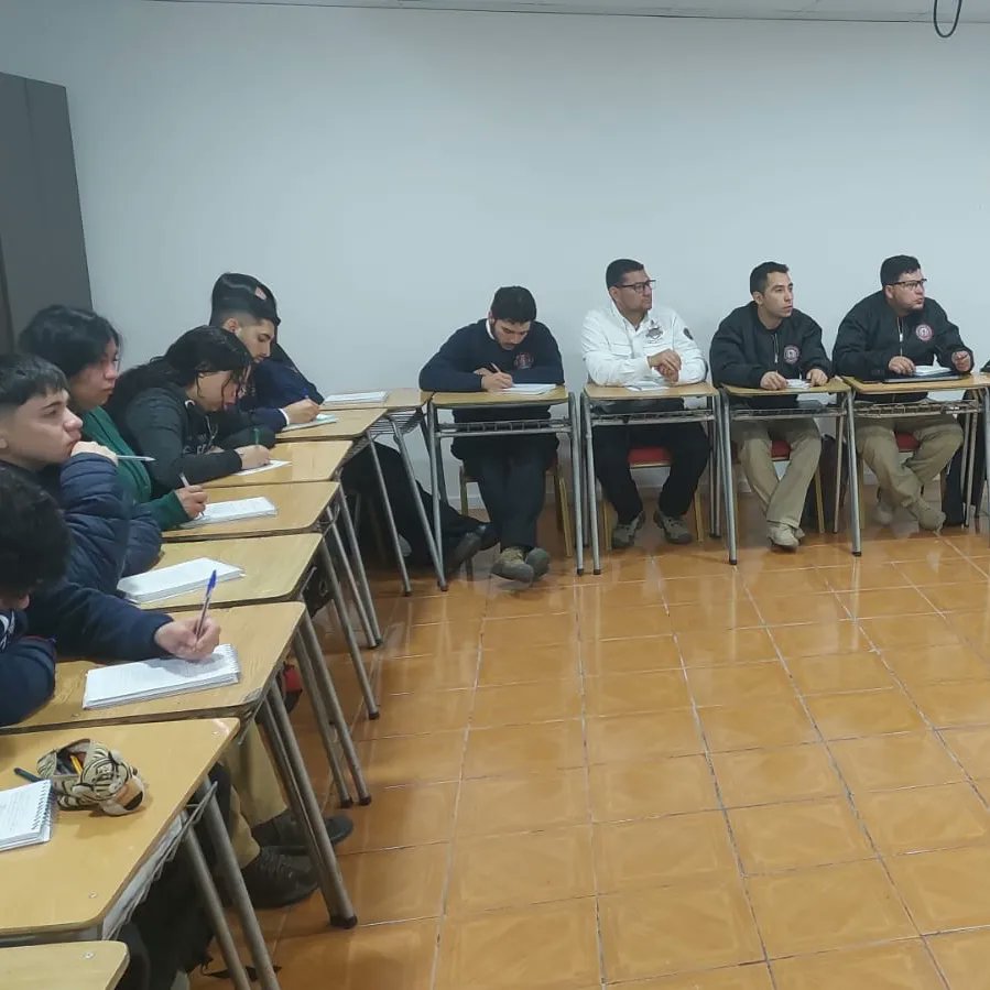 EBPA_Bomberos's tweet photo. Continuando con la capacitación de nuestros bomberos aspirantes es que el domingo 15 fue el turno para el grupo 2 de recibir la instrucción de comunicaciones. Instructores Sebastián Morales, Sebastián Valenzuela y Nelson Veas. https://t.co/SbKjP9q1Vi