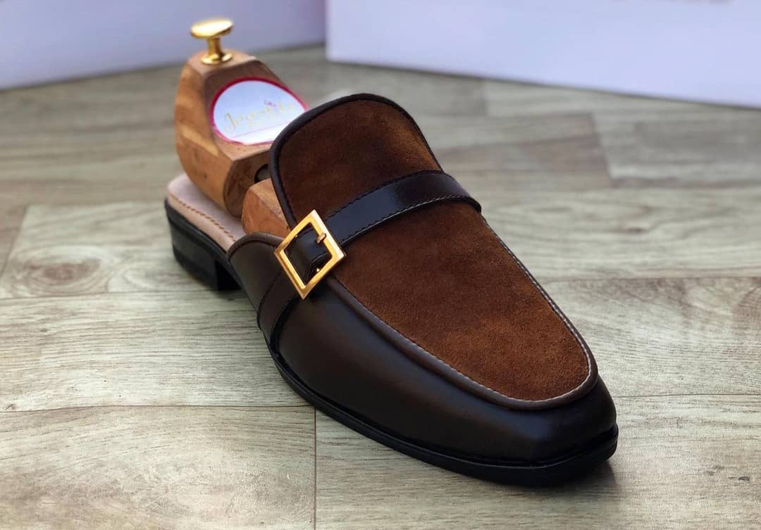 Leather Mules have a history going as far back as Ancient Rome, even though they were not popularly worn until sixteenth-century Europe. There, mules were bedroom slippers and not worn in public.... Amazing what time can do. SHOENIVERSE ✅🌏 DM and have it.