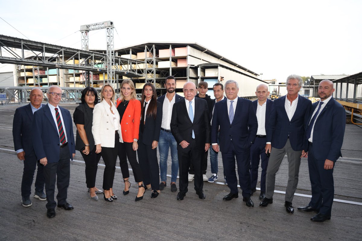 Antonio_Tajani's tweet photo. Dai mercati alle aziende del territorio. Dalle associazioni di categoria alle banche di credito cooperativo. Oggi abbiamo raccontato la nostra idea di sviluppo per la provincia di Monza-Brianza. E vogliamo che a portare avanti questo lavoro sia Adriano Galliani! 

#VotaGalliani https://t.co/Iu4h8C1Cpt