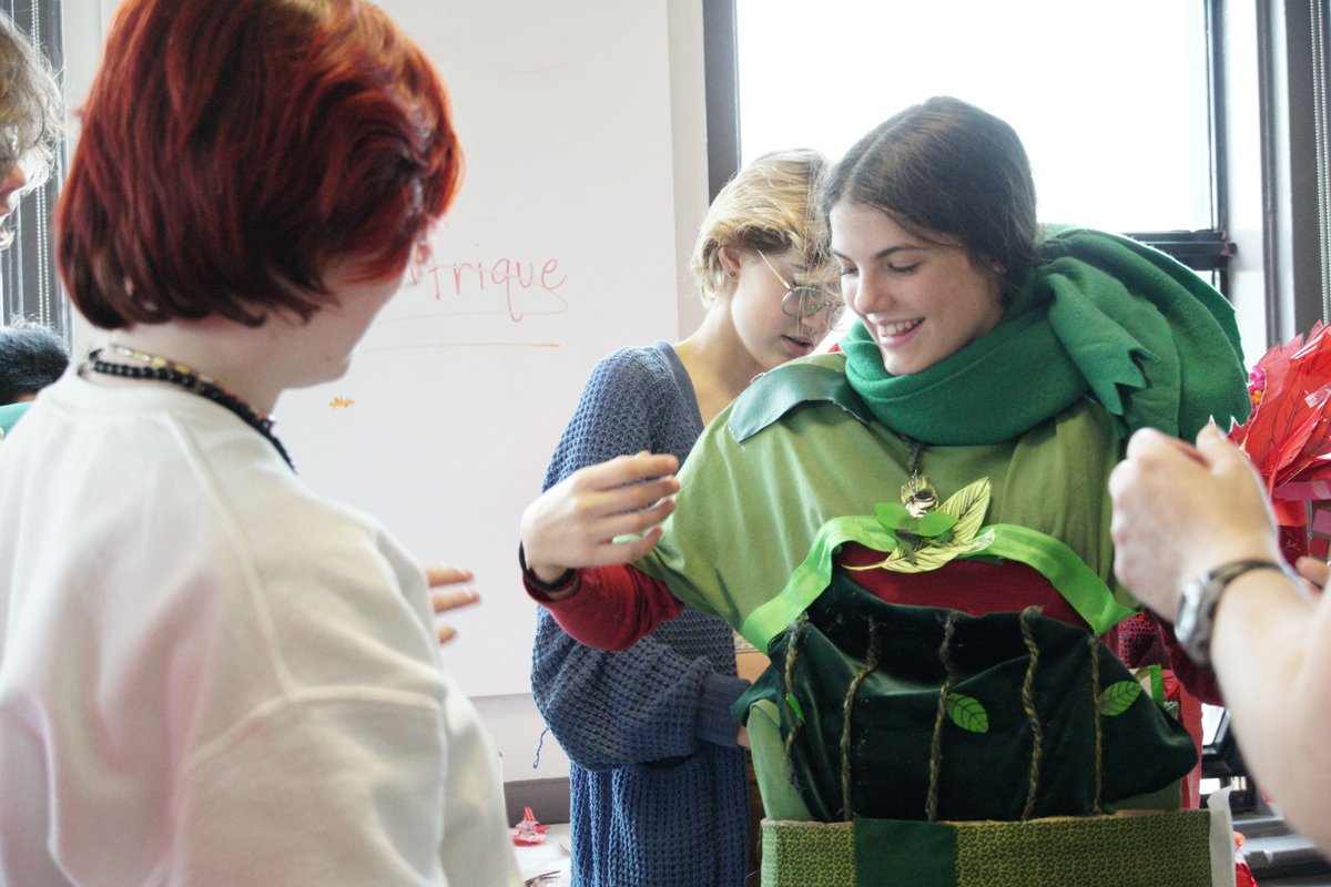 halifaxgrammar's tweet image. On Gryphon Day, with the help of our Senior School Art students, Middle School students created amazing pieces of wearable art! 🎨

#HalifaxGrammar #GrammarArts #wearableart #fashion #independentschool