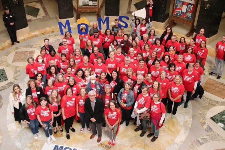 HAPPENING NOW: These incredible volunteers are at the WI State Capitol for our @MomsDemand Advocacy Day! We are grateful for the support of our gun sense Governor, @GovEvers. Thank you, Gov. Evers for prioritizing gun safety! @Everytown @StudentsDemand #WIleg #MomsAreEverywhere