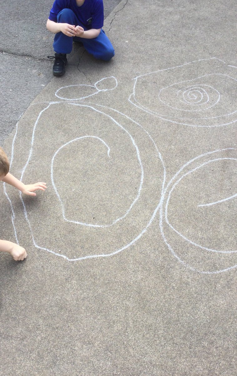KS1PA's tweet photo. Continuing our theme in art, Year 1 have applied their drawing skills to produce observational drawings of shells, as well as creating swirls by finger painting on foil. They also enjoyed drawing circles on the playground using chalks. Well done everyone! https://t.co/NWOFzU2Cc2