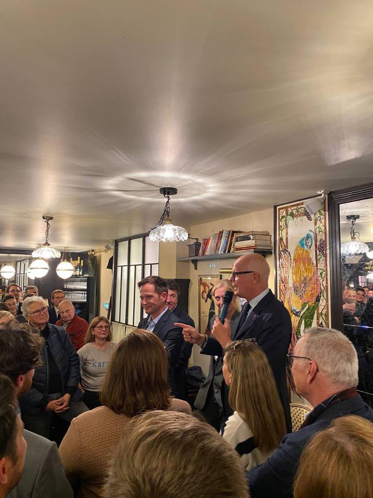 🔵 Les maires sont au coeur du pacte républicain.
⚪️ <a href="/EPhilippe_LH/">Edouard Philippe</a> a assisté ce soir à une réunion d’<a href="/HorizonsParis18/">Horizons Paris 18</a> avec nos adhérents.

 🗣️ « <a href="/pybournazel/">PierreYves Bournazel</a> ferait un très bon maire de Paris. Il a l’énergie, la compétence, l’enthousiame pour construire l’avenir de cette ville. »