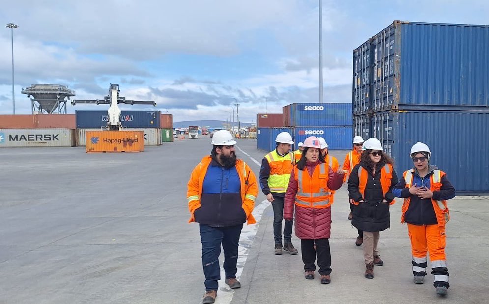 Dirigentes de  Punta Arenas, recorrieron junto a las Seremis del Trabajo y de la Mujer, y a la encargada regional de ChileValora, las instalaciones portuarias. Oportunidad en la que conocieron la realidad del sector y se le plantearon algunas inquietudes.🚢👷‍♂️🤝.