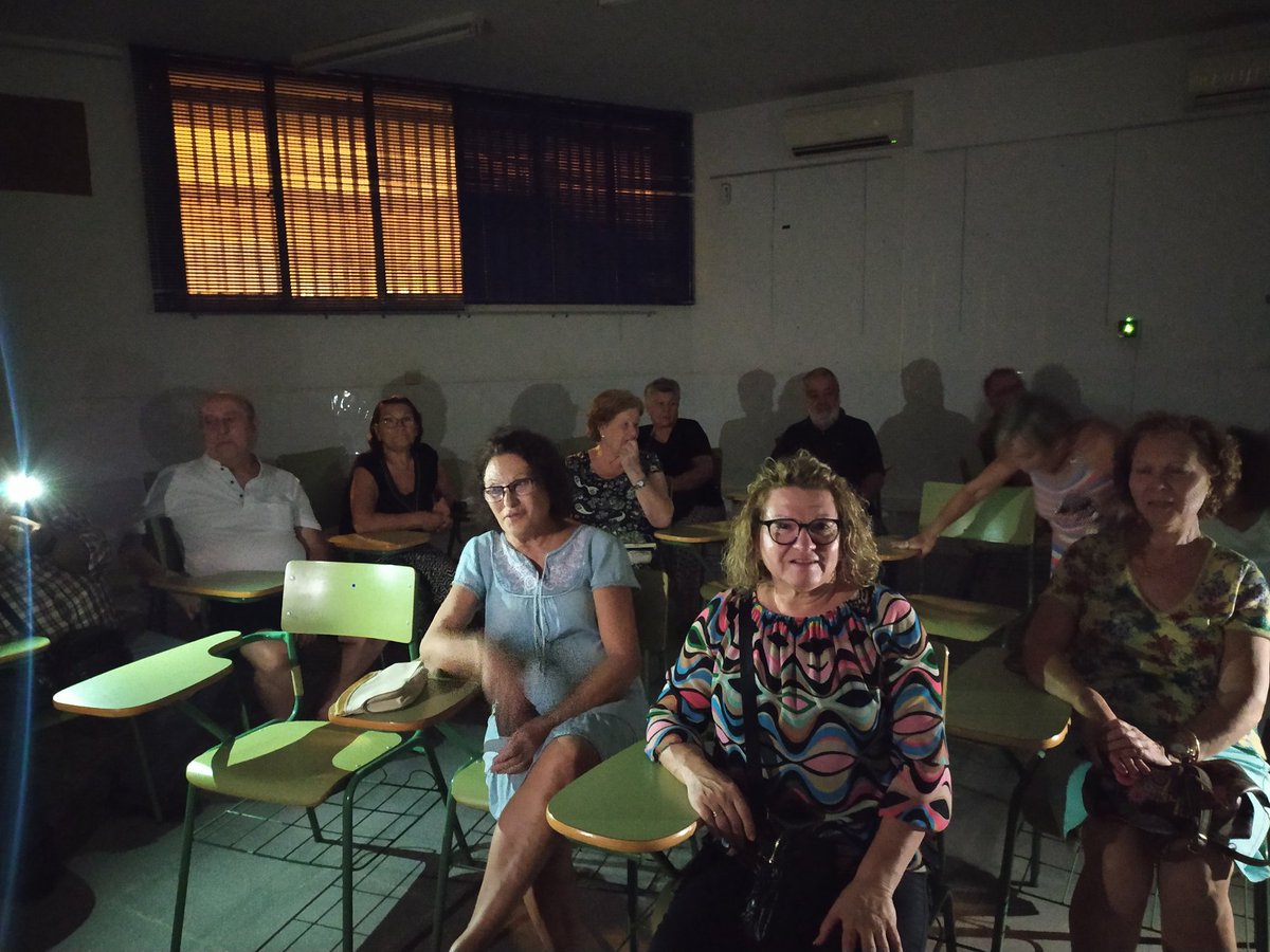 AfectadosLuz's tweet photo. Las reuniones en el barrio de La Chanca de Almería, se hacen a oscuras. Otra noche que se presenta dura. Volvemos a la oscuridad. 
#EndesaNosRoba
#NoMasCortesDeLuz https://t.co/wZrN9k1f7E