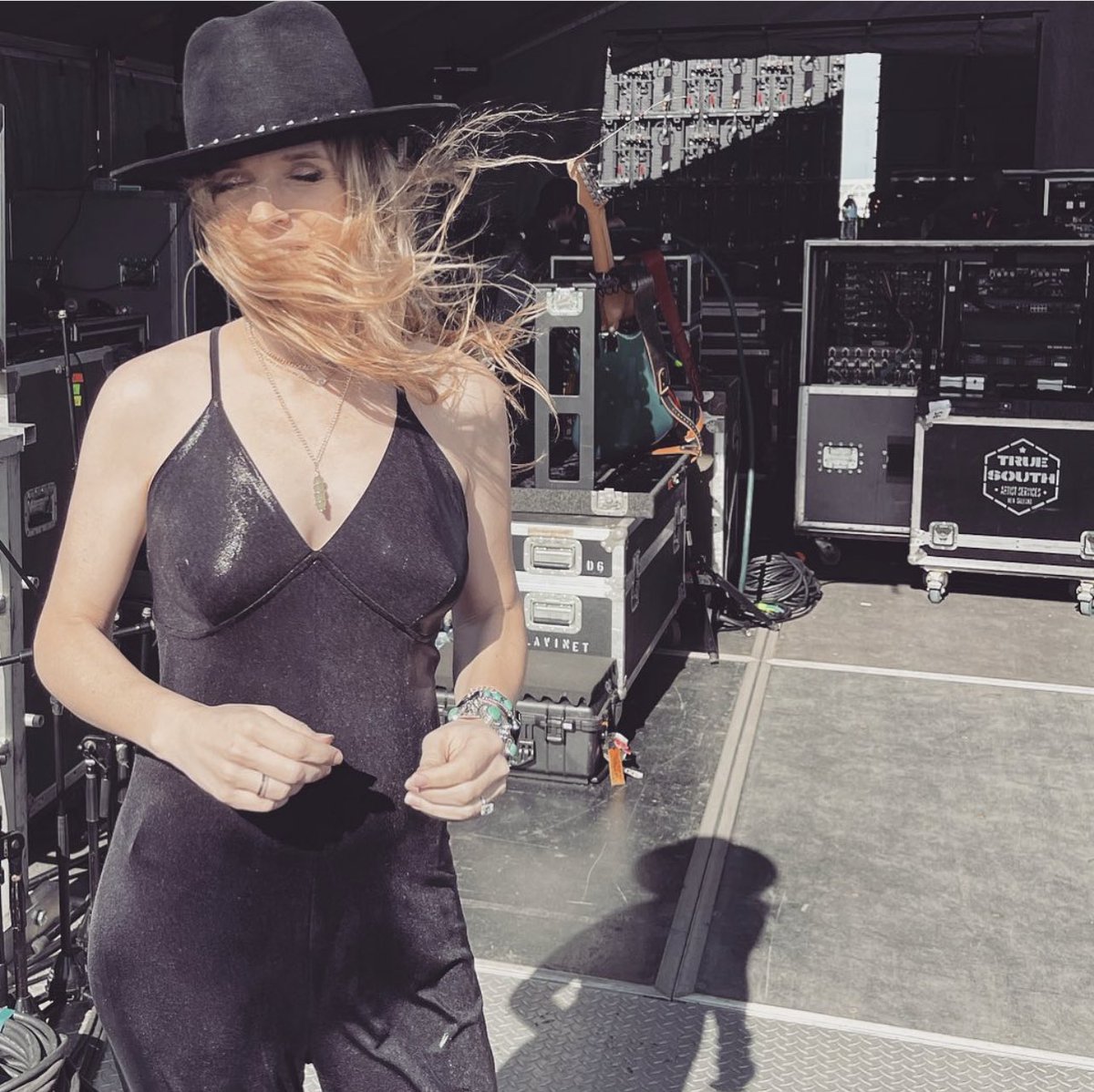 ZZWard's tweet photo. Kind of like this windy backstage shot from Gretna fest a few days ago🙃🙃🙃the second leg of the One Hell Of A Night Tour is almost here fam😊 can’t wait to hit the road again!! Make sure you get your VIP’s before the cut off date 10/25 10pm est 😎#dirtyshine https://t.co/uMak4gFnBN
