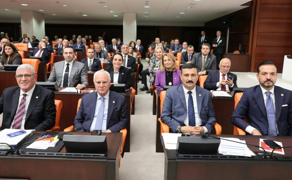 Ülkemizin güvenliği, iç ve dış tehditler karşısında alınacak tavır ve kararlar bizim için her zaman siyaset üstü meseleler olmuştur. Bu bağlamda; Irak ve Suriye'ye asker gönderme tezkeresinin süresinin 2 yıl daha uzatılmasına ilişkin Cumhurbaşkanlığı Tezkeresine İYİ Parti Grubu