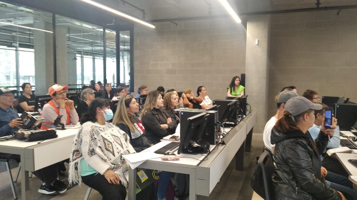 Seguimos en nuestras clases del diplomado Embajadores Digitales. 
Personas mayores que vienen a nuestro campus <a href="/BogotaUNAL/">Sede Bogotá - Universidad Nacional de Colombia</a> a aprender de tecnología, liderazgo y gestión social con uso de TIC.

Iniciativa liderada por <a href="/AlcaldiadeBosa/">Alcaldía Local de Bosa</a> en el marco de la estrategia de <a href="/Golab_Bo/">GoLab Bogotá</a>