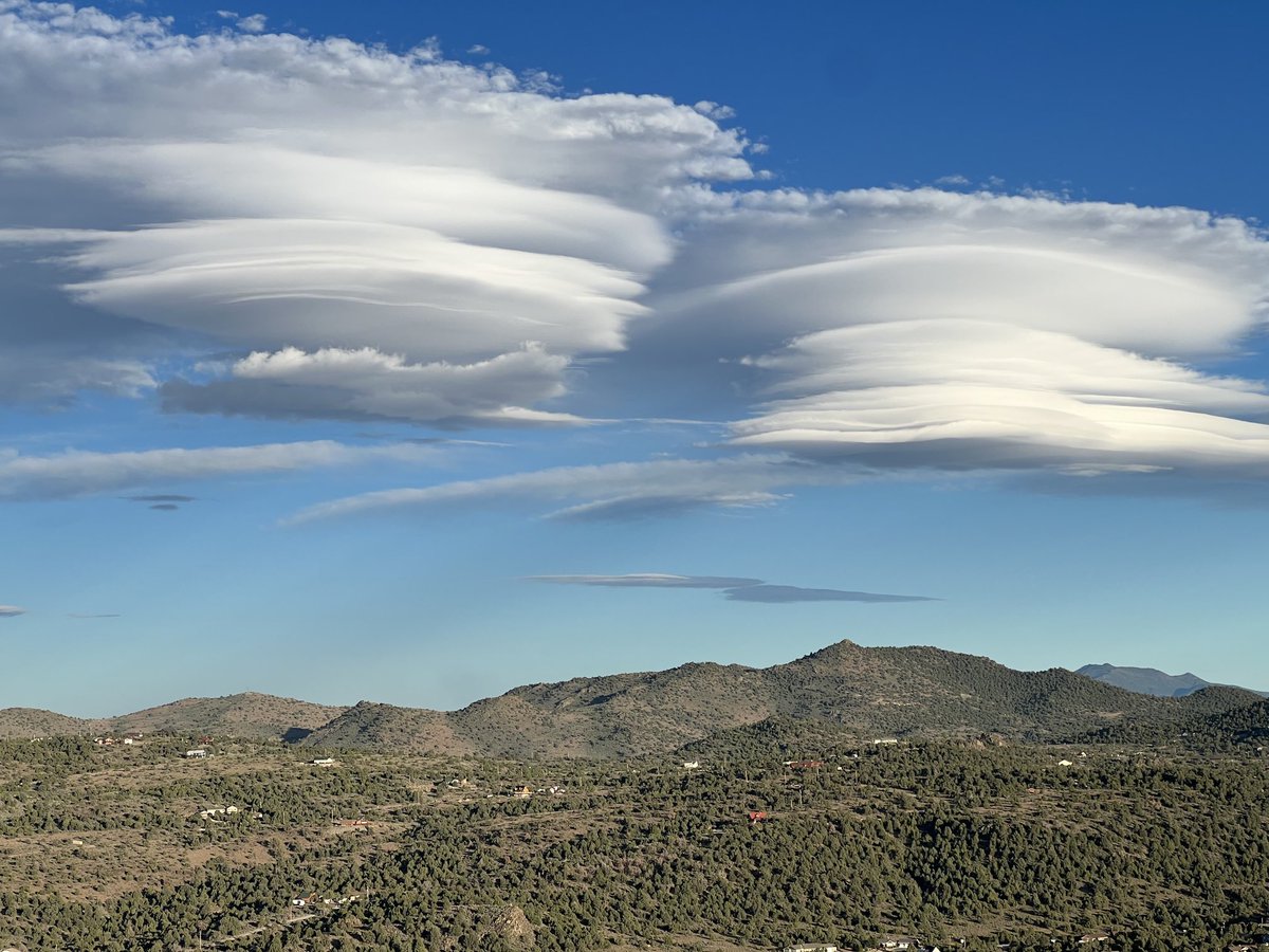 ModelYManiac's tweet photo. Lenticular clouds #CloudTypes https://t.co/f3ItZxsnHy