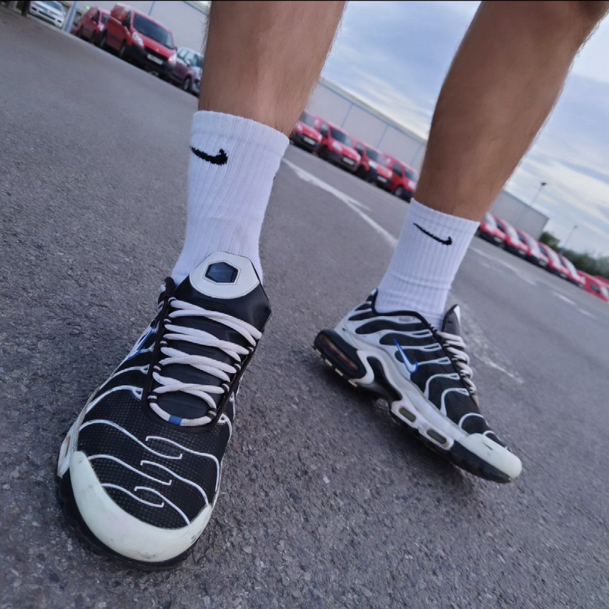 willspilsbury's tweet photo. My feet. In front of the fleet. 😍👟🚚💨 #sweatyeverything #niketn #airmaxplus #viets #whitesocks #nikesocks #finishedwork #sneakerhead #kotd👟 https://t.co/bEf0vMwkNp