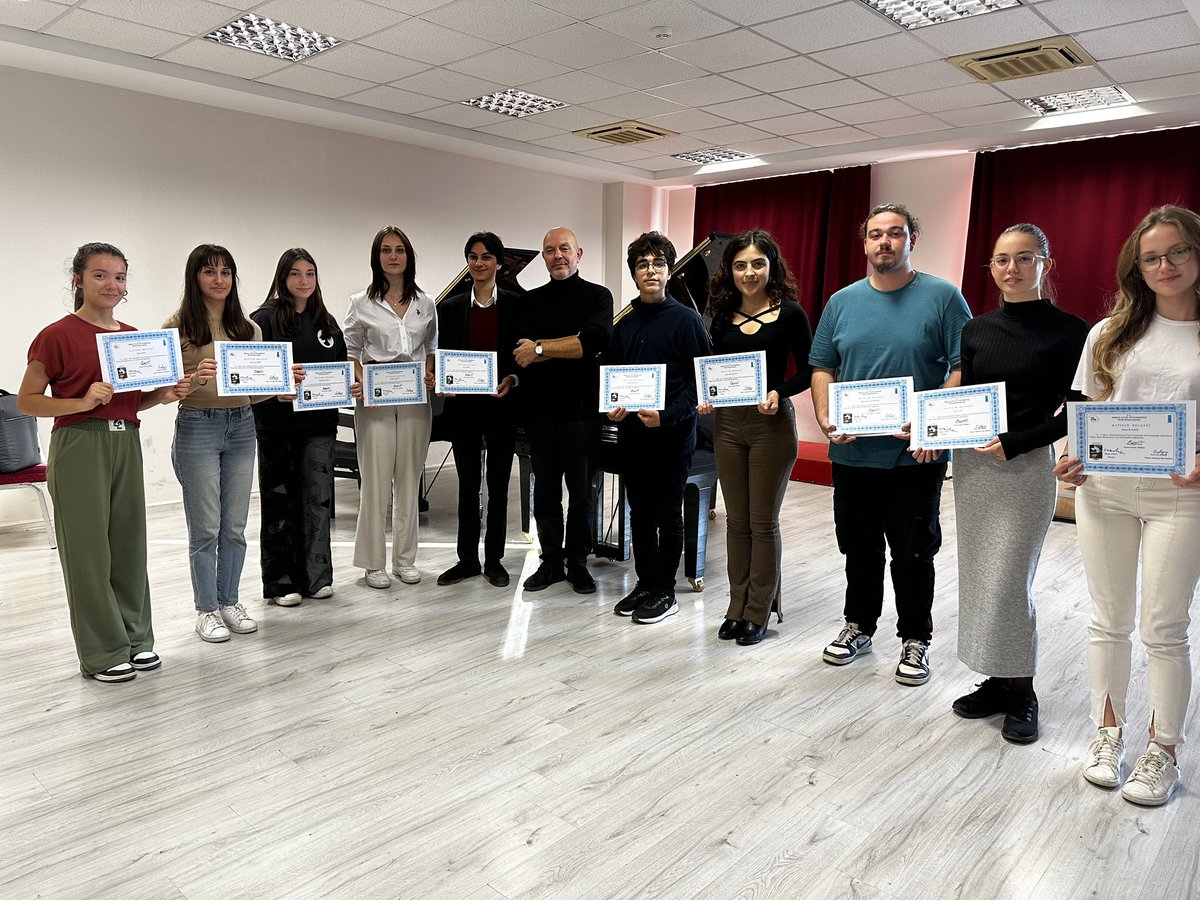 Rektörlüğümüz himayelerinde gerçekleşen Masterclass etkinliğinin son gününde öğrencilerimizle çalışmalarını tamamlayan Piyanist Özgür Aydın, kurs sonunda verdiği dinleti ile dinleyenleri büyülemiştir. Kendisine katkılarından dolayı teşekkür ederiz.
<a href="/hotar_nukhet/">Prof. Dr. Nükhet Hotar</a> 
<a href="/universitemDEU/">Dokuz Eylül Üniversitesi</a>