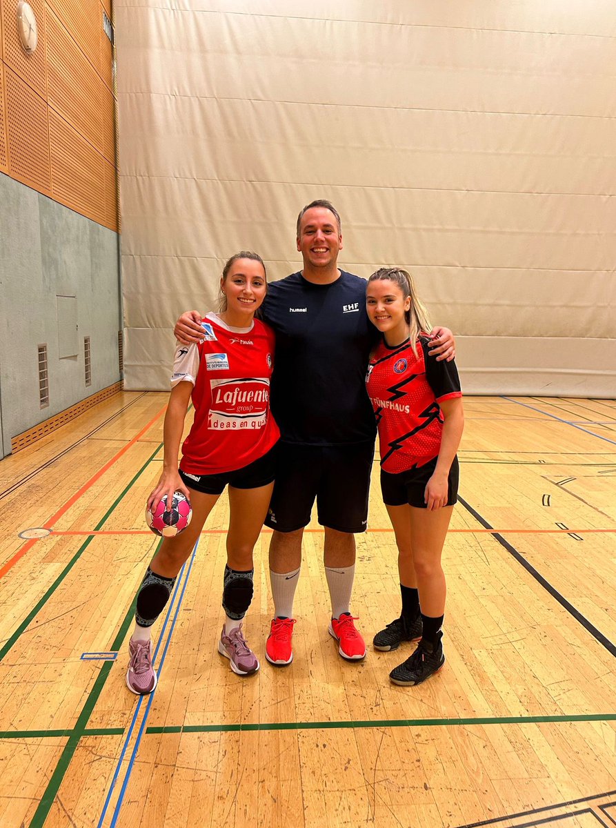 xavivegasconv's tweet photo. Doble ración de cántabras en el entrenamiento de hoy en Viena 🇦🇹
Gracias por la visita @23paulas 🫶
#RedBlock https://t.co/zmYsPtL1GA
