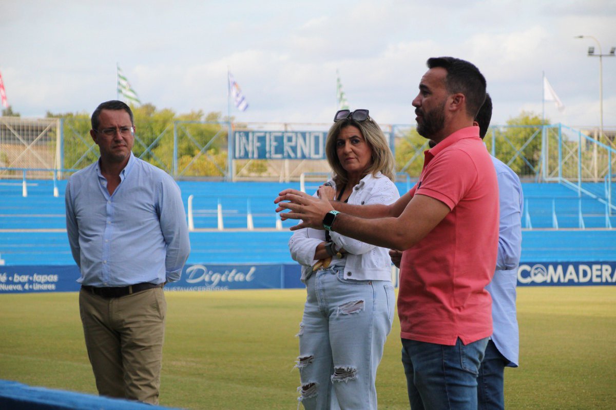 🔵 INCLUSIVE 

Ayer tuvimos la jornada de puertas abiertas en Linarejos, con la presencia de los futur@s jugadores/as azulill@s. ⚽️

➡️ <a href="/javivallejomena/">Javier Vallejo Mena</a> explicó el proyecto, junto a los concejales <a href="/martu95/">Martín de la Torre López</a> y <a href="/rosariojodar68/">💙 ᖇOᔕᗩᖇIO 💙</a> y Javi Mañas, presidente de <a href="/RFAFJAEN/">RFAF - Delegación de Jaén</a>

#VivimosPorTi💙