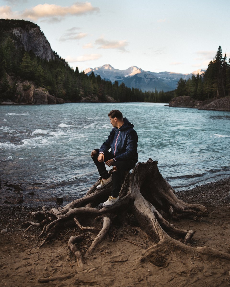 Bow River lies just a five minute walk from the castle doors - the perfect fall stroll 🍂