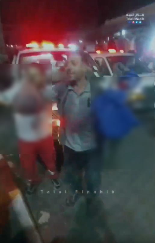 Eyaaaad's tweet photo. تحذير: تغريدة فيها وصف مؤلم.
----

هذه صورة من مقطع نُشر قبل قليل لأب فلسطيني يحمل أكياس بيديه، الأكياس فيها بقايا أشلاء ابنه بعد مذبحة مستشفى المعمدانية، الأب يركض ويبكي قائلاً: ابني مات يا ناس.

من لا يتحمل مثل هذه المناظر لا يشاهد المقطع. https://t.co/eW1Yt90mPk