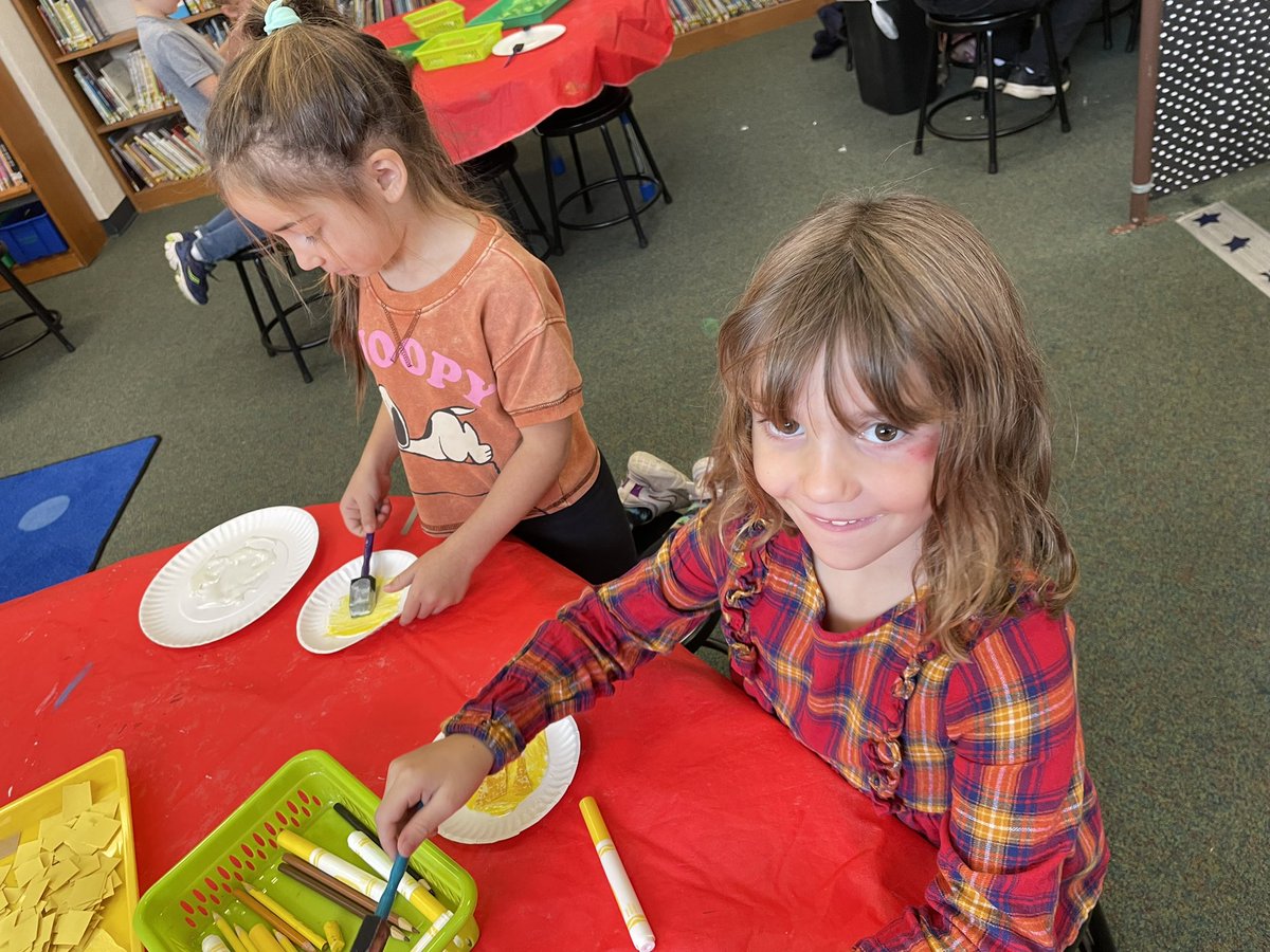 MrsLibraryMedia's tweet photo. Our kindergarteners are preparing for their “Trip to the Apple Orchard” Purposeful Play activity. Today in makerspace we made some apples for the experience! @MacdSchool @Lenihanmacd @Martinomacd #lpslms #elementarymakers https://t.co/sMM5wgfvH6