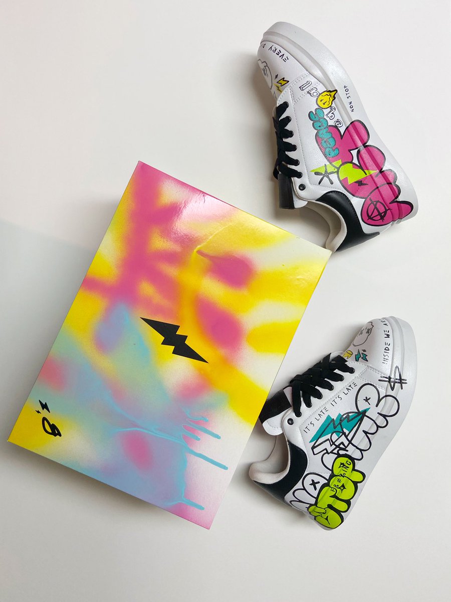 Mood / Make art no war!!
Painting sneakers 🤘🏻⚡️🖤