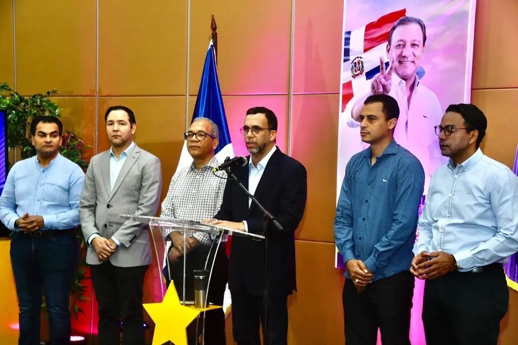 andresnavarrog's tweet photo. El próximo domingo el @PLDenlinea estará eligiendo, por aclamación, a @AbelMartinezD como su candidato presidencial. Sus palabras al pueblo dominicano serán de aliento y esperanza, con una visión clara de cómo hacer la mejor #RepúblicaDominicana de la historia.

#AguantenQueFaltaPoco 
#AbelPresidente #Abel24