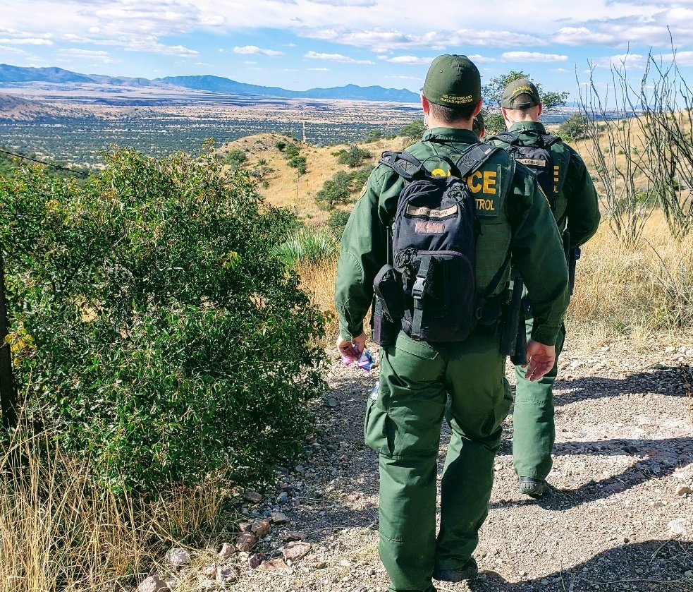 KartsHuseonica's tweet photo. Going for a walk with the U.S. Border Patrol. Archive photo.
#kartshuseonica #flipsockz https://t.co/0bFceW6rq6