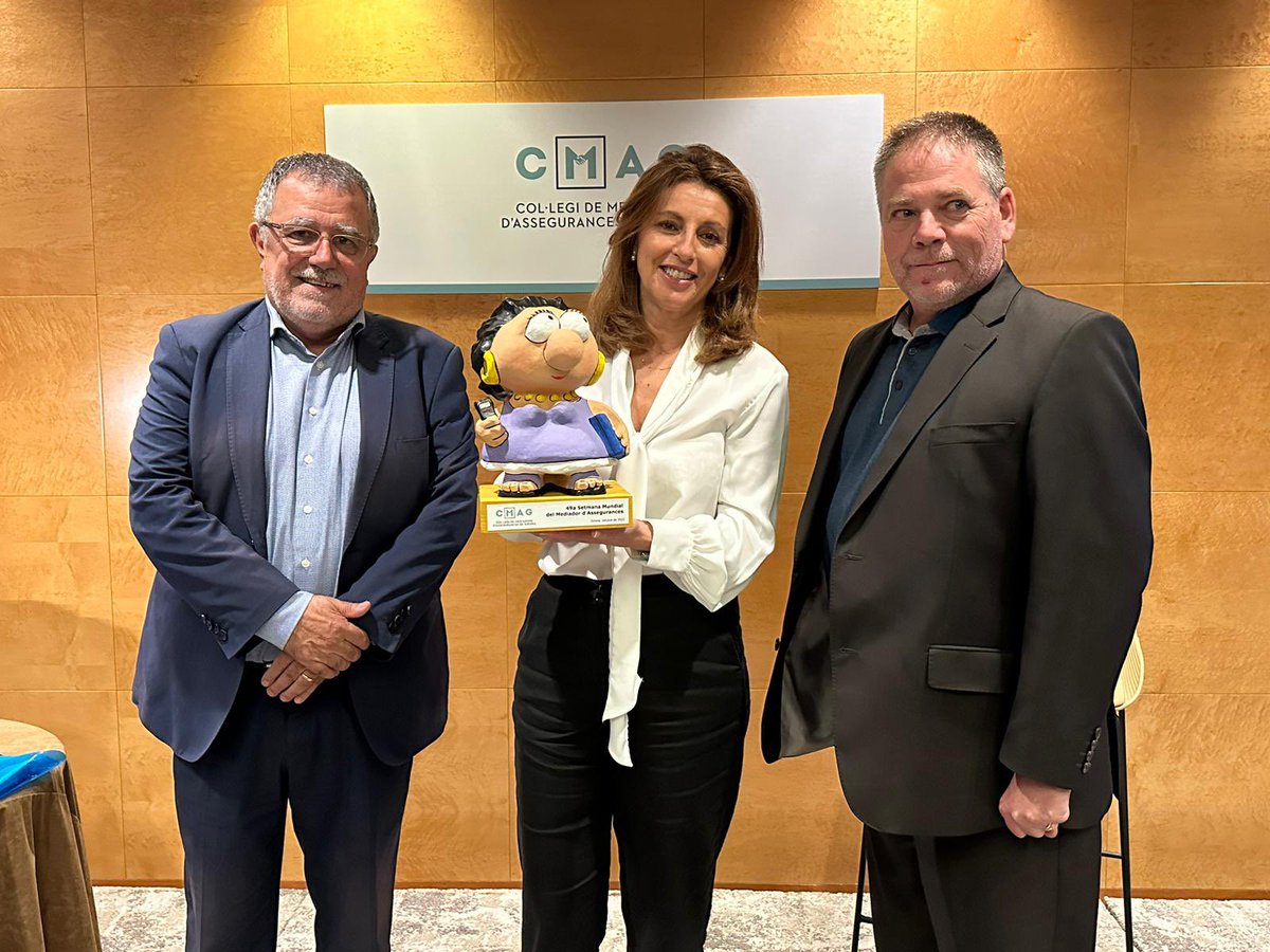 El nostre president, Jordi Triola <a href="/jtriolag/">Jordi Triola</a>, i el secretari, Abraham Simon, agraeixen en nom del Col·legi a Susana Pérez <a href="/madsperez/">Susana Pérez</a> la ponència de l’acte inaugural de la 
#SetmanaMundialGirona2023.
#HiSom #RedEWI