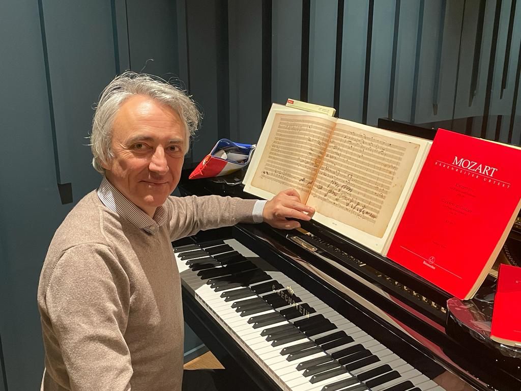 🥳 Happy birthday to the one and only Jean-Efflam Bavouzet! 🍾 Celebrate with him by listening to our latest recording together of some mind-blowing Mozart! 🎼 chandos.net/products/catal…