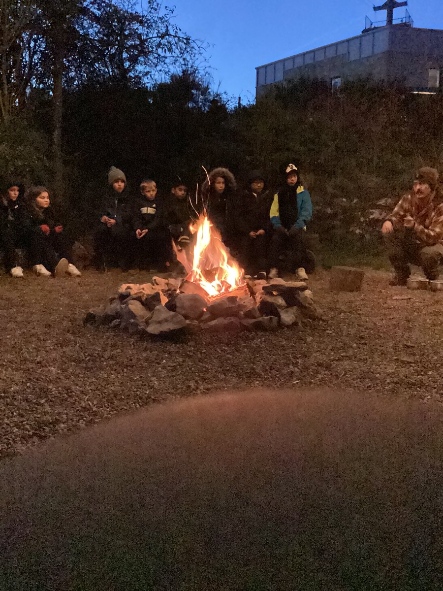 Camp fire and bush craft this evening. Cosy and warm round the fire with our friends.