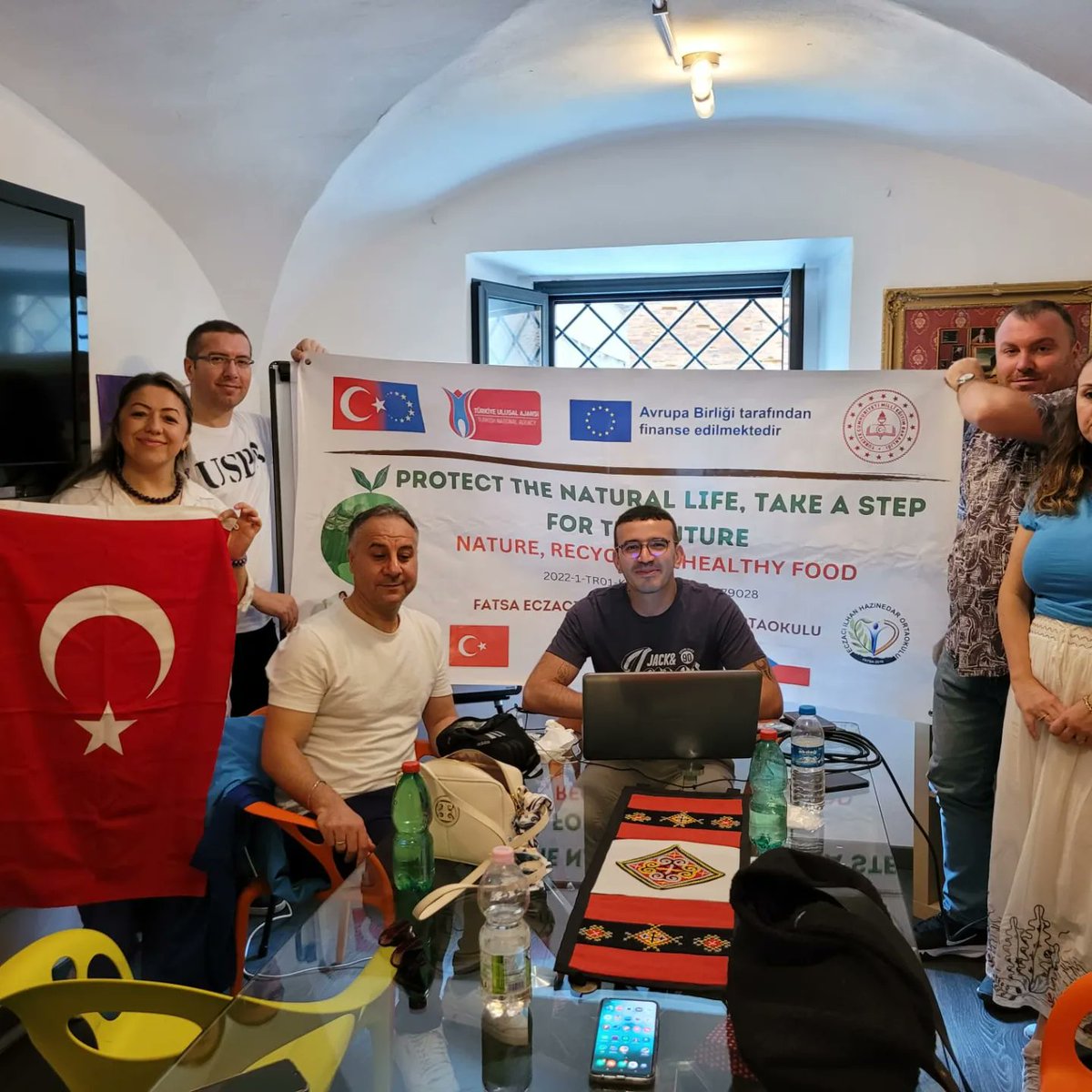 DOGAL_HAYATIKOR's tweet photo. ERASMUS+ KA122 SCH "DOĞAL HAYATI KORU, GELECEK İÇİN SEN DE BİR ADIM AT" projemizin Roma hareketliliği kapsamında ögretmenlerimiz Çevreyi koruma, sağlıklı beslenme ve bilinçli tüketim konularında kurs almaya başladılar. https://t.co/djI2GeU12S