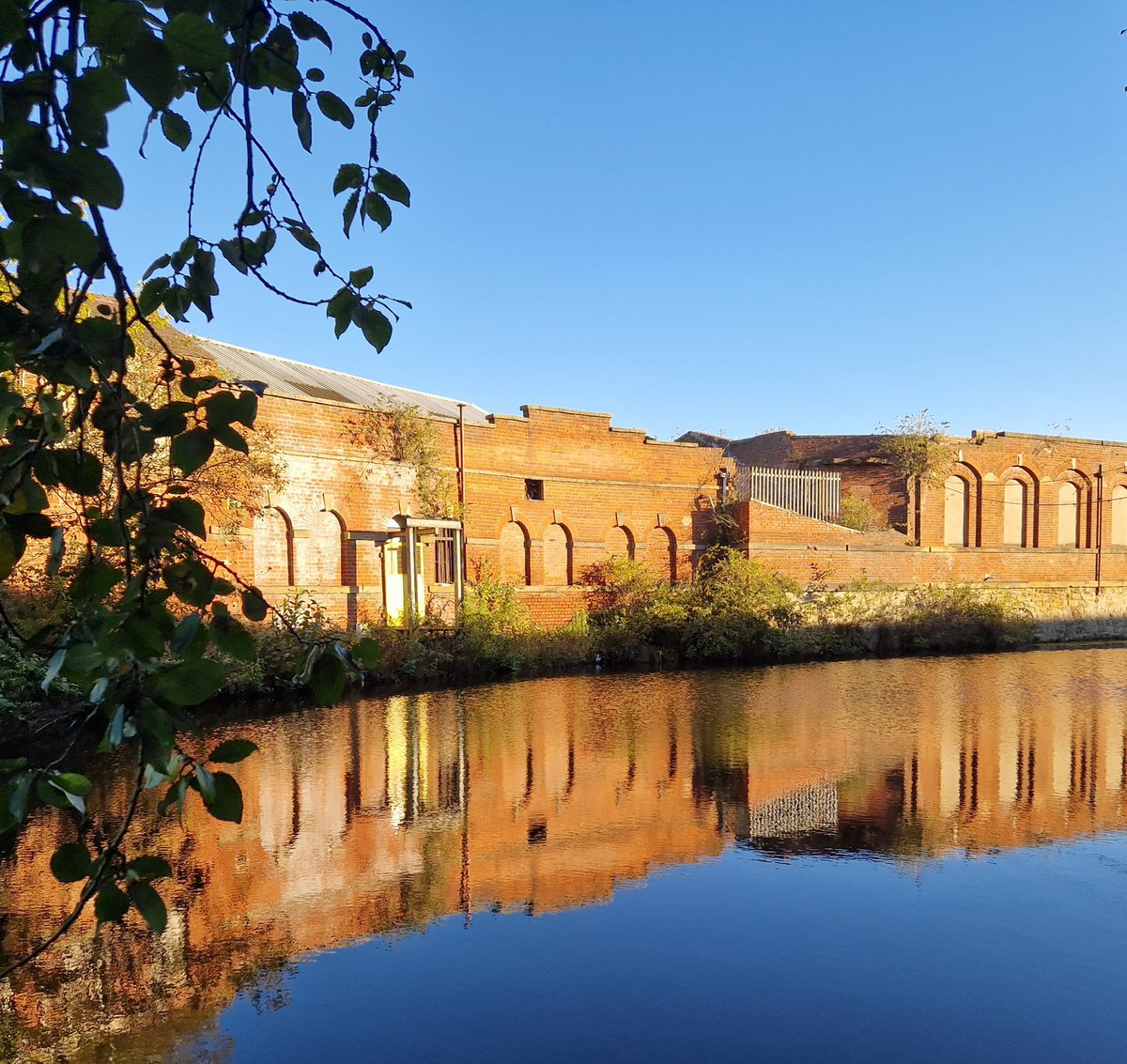 Morning reflections on the Sheffield & Tinsley Canal. @CanalRiverTrust @CRTYorkshireNE @theblueloop @riverlution_rsc @sheffield_canal @theoutdoorcity @VisitSheffield #keepcanalsalive #sheffieldissuper