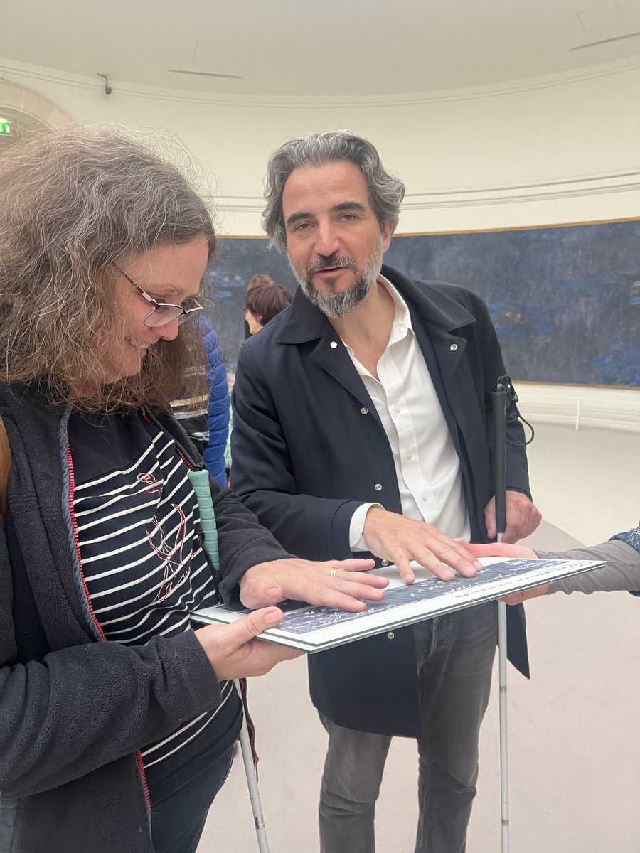 Oui, la culture doit être accessible à tous ! #Handicap  Une très belle visite privée au musée de l’Orangerie pour <a href="/bvsh92/">Bien Vivre Son Handicap</a> @ #courbevoie. Découverte pour beaucoup des Nympheas de Monnet et plaisir immense de vivre l’expérience de ces toiles en relief #accessibilité #culture
